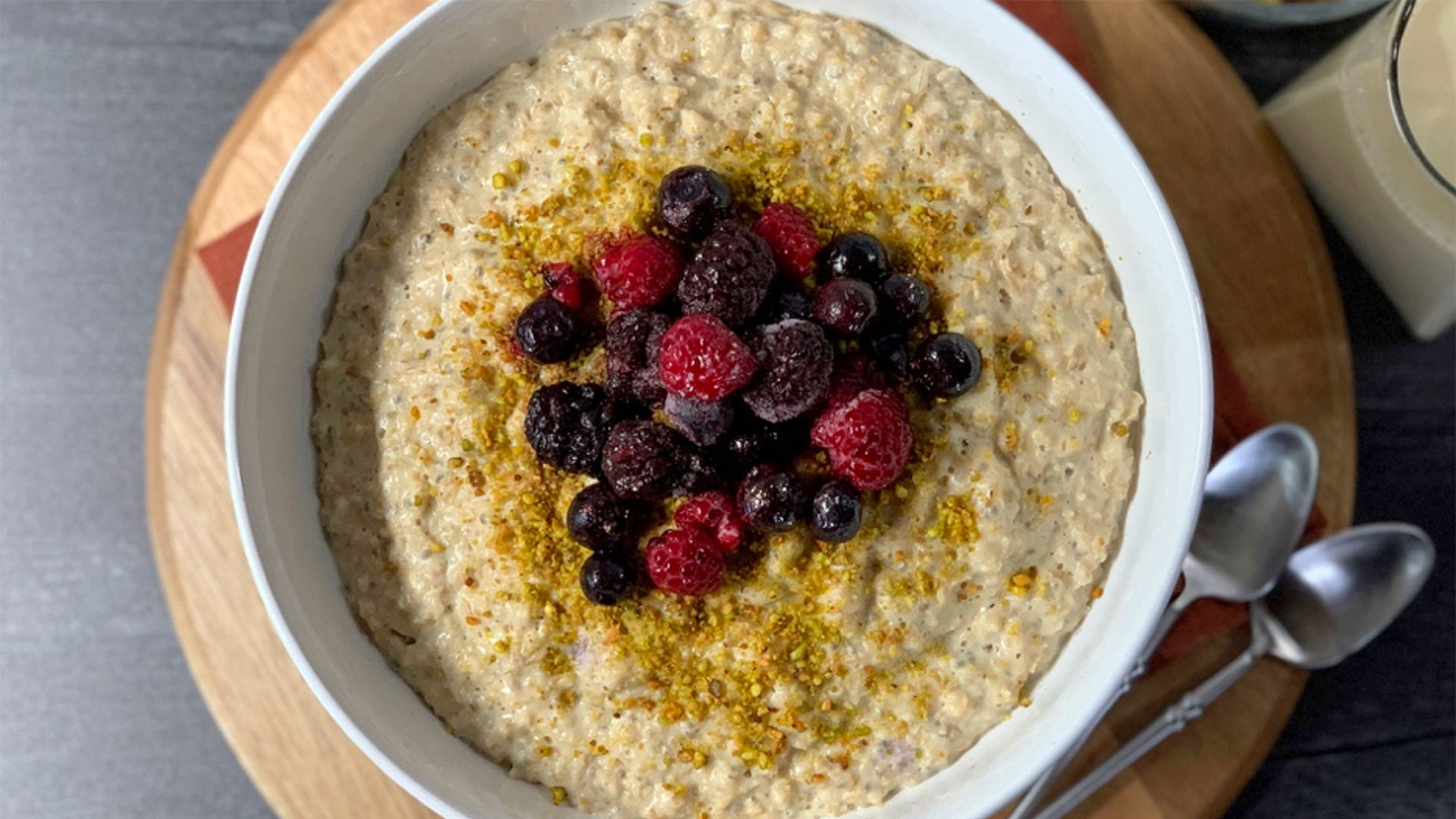 Pistachio, Oat, Chia & Berry Porridge